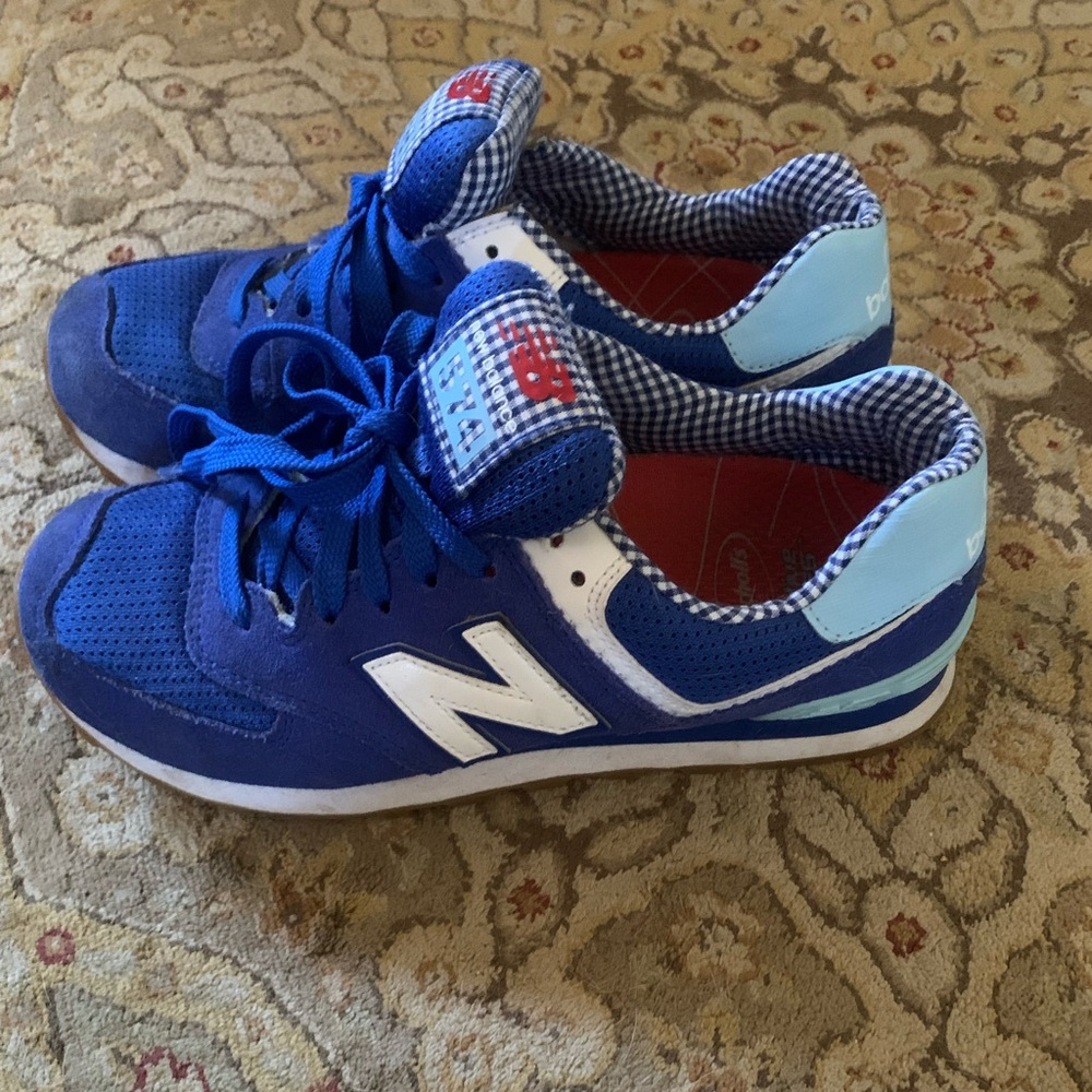 Like new New Balance Blue shoes size 6.5